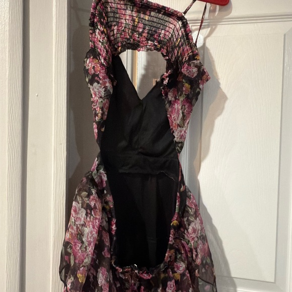 Chic Floral Mini Dress in Pink and Black - Picture 2 of 4
